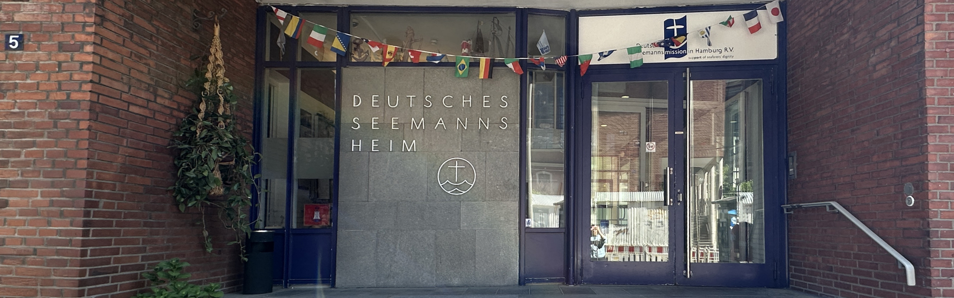 Willkommen im Seemannsheim Hamburg, Eingang vom Seemannsheim