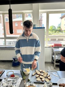 Die Geschäfstleitung beim Snacks vorbereiten.