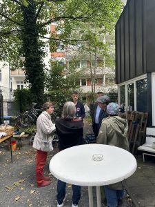 Beim Sommerfest kommen alle zusammen.